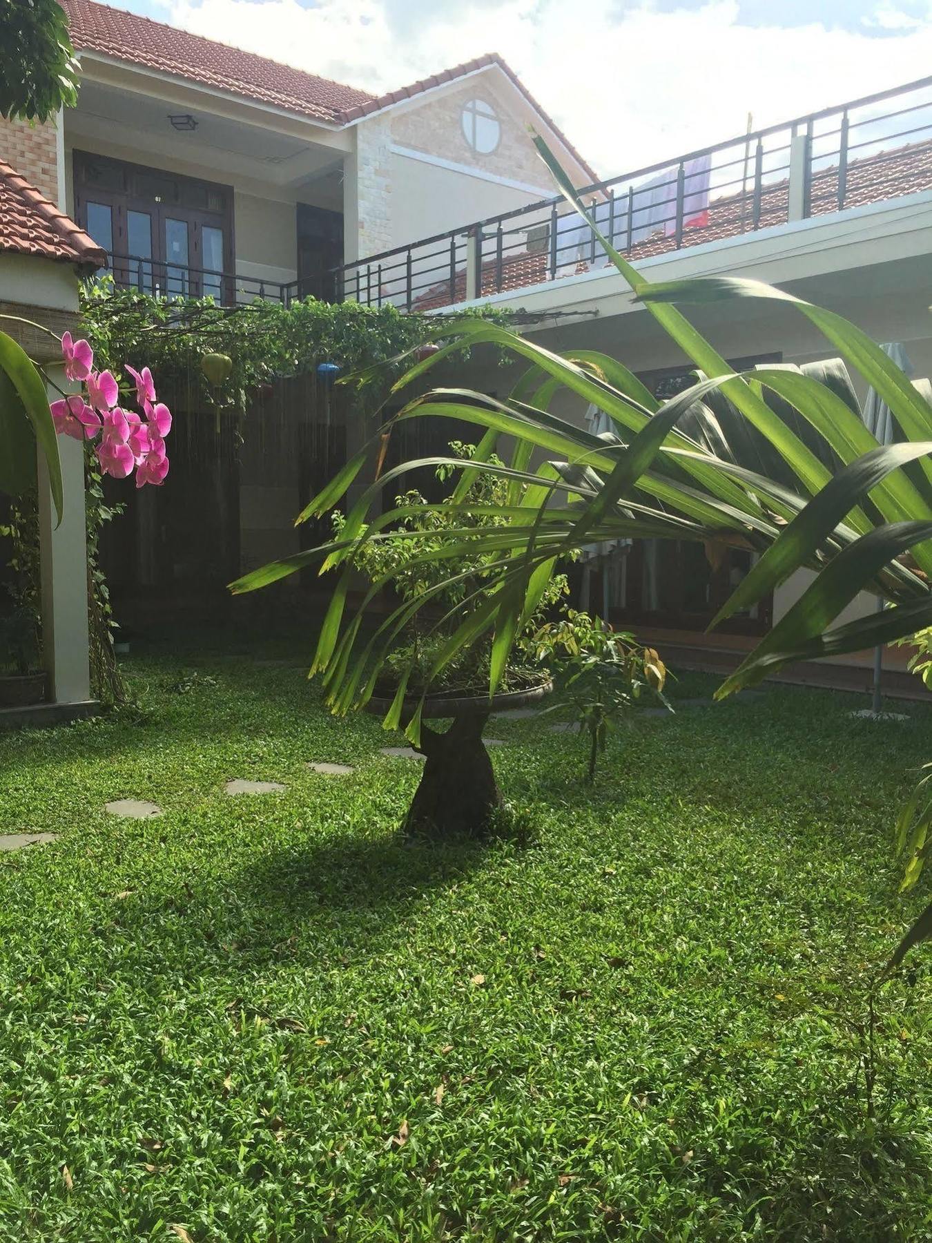 Galaxy Homestay Хойан Экстерьер фото